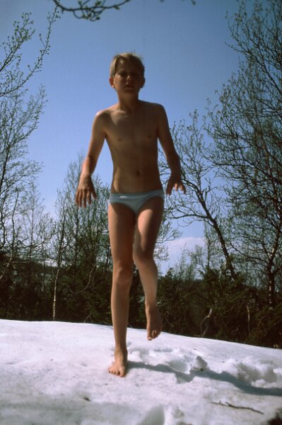 183_43.jpg - Herdis avkjølte seg med å hoppe i snøen utenfor verandaen