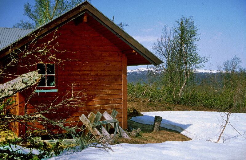 183_46.jpg - Nordre tverrvegg på uthuset